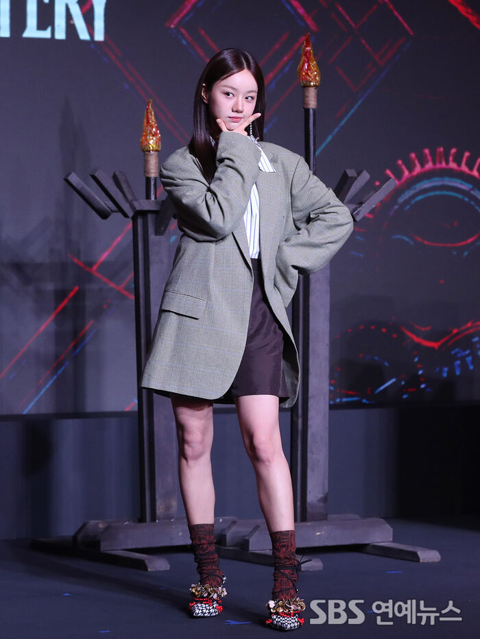 Hyeri greets photographers at the Seoul press conference