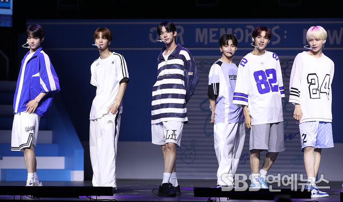 TWS channel peak 'Boys of Summer' vibes on stage