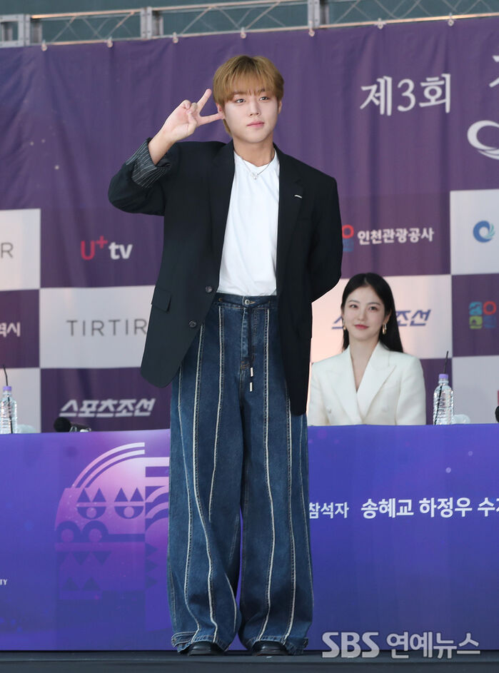 Park Ji Hoon makes heart hands for the cameras at the Blue Dragon Series Awards event