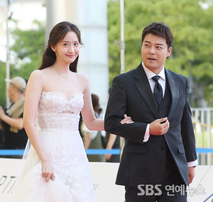 Yoona and Jun Hyun-moo at the Blue Dragon Series Awards Red Carpet