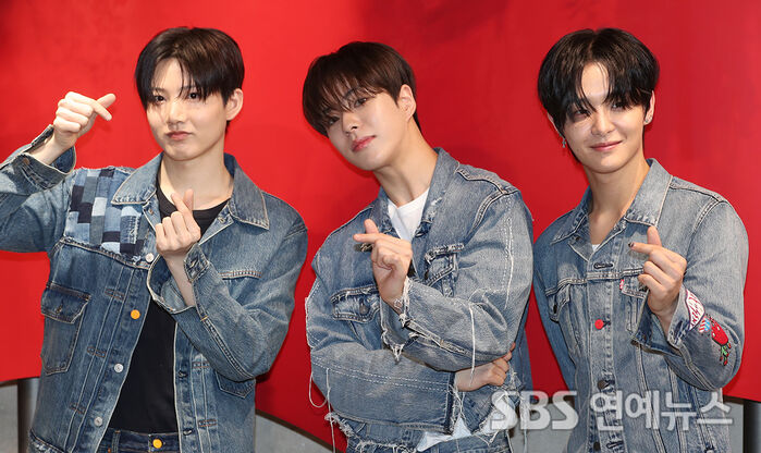 [Throwback] TREASURE Keep It Fresh With Heart-Hand Poses