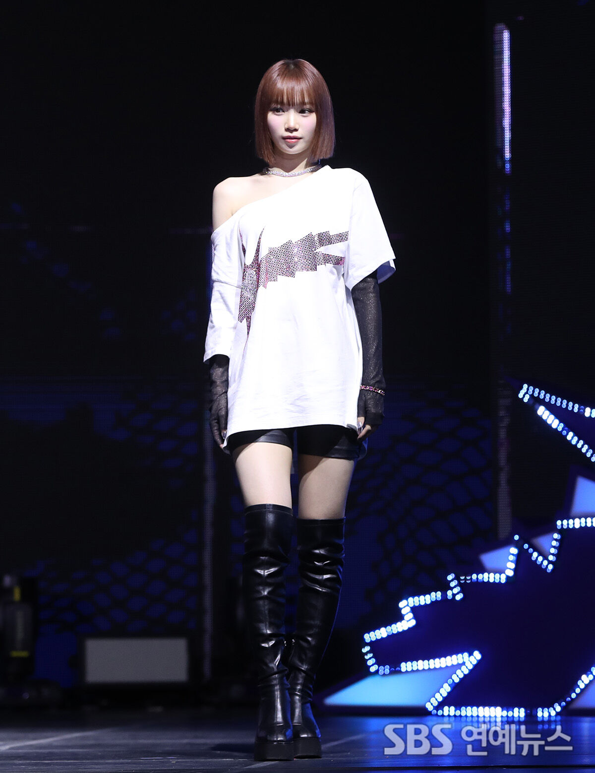 Throwback] KIM CHAEWON of LE SSERAFIM Nails the Chic Look
