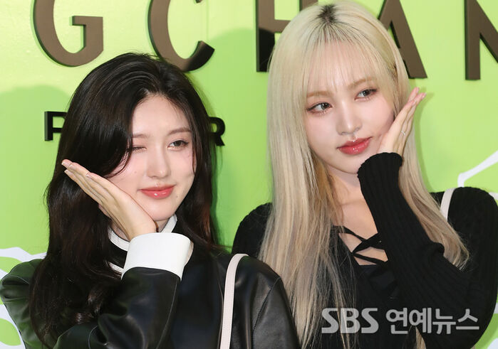 IVE's Gaeul and Liz pose for photographers at Longchamp's Seoul event