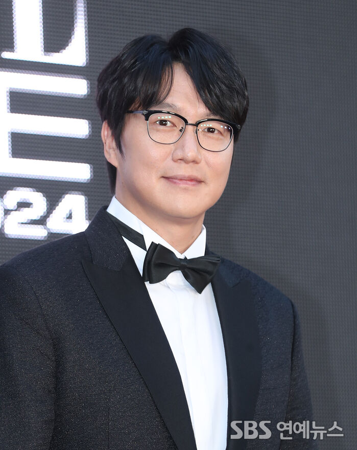 Sung Si-kyung's’s One-Person Agency Went Unregistered for 14 Years; He Is Now Filing Paperwork