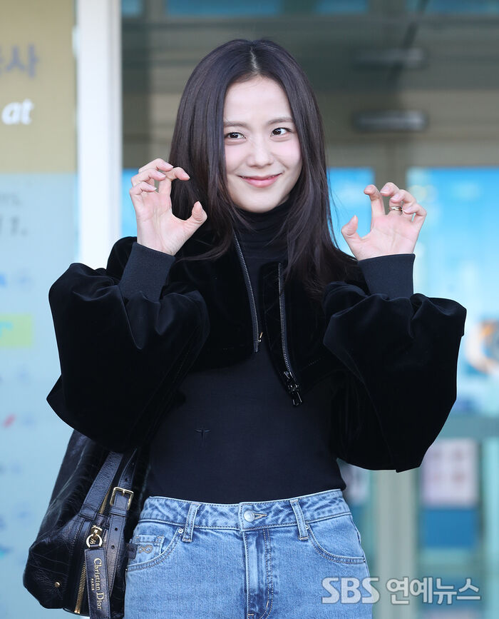 JISOO Heads to Paris
