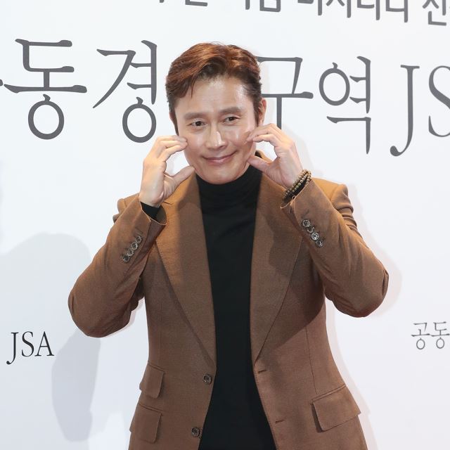 E-Photo] Lee Byung-hun Disarms with a Heart at 'Joint Security