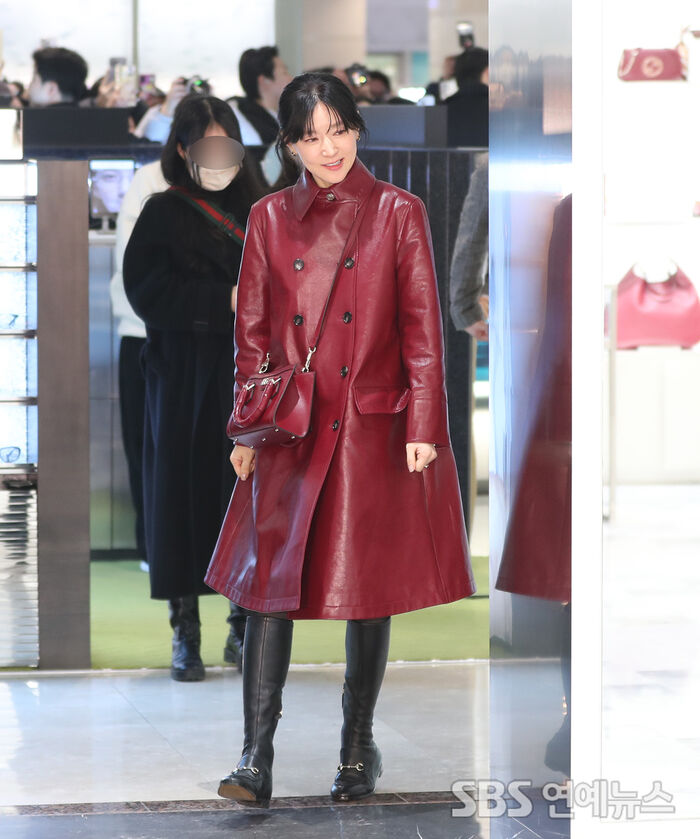 [E-Photo] Lee Young-ae, 'Striking Wine-Colored Coat Styling'