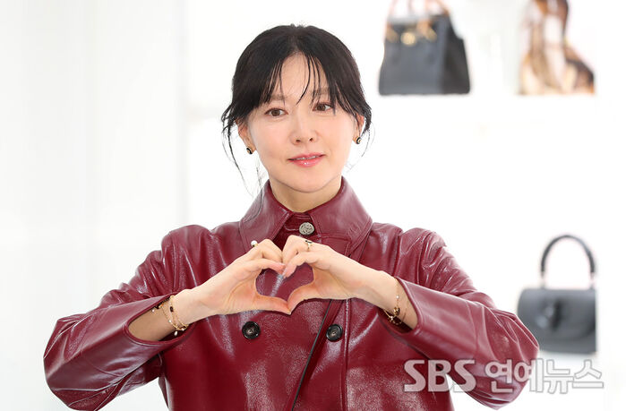 [E-Photo] Lee Young-ae, 'Clear Air Despite the Gloomy Weather'