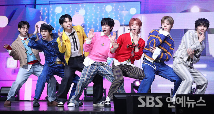 [E-Photo] EVNNE, 'Seven Members, Seven Colors of Charm'