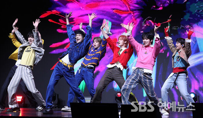 [E-Photo] EVNNE, 'An 8K-Level Colorful Stage'