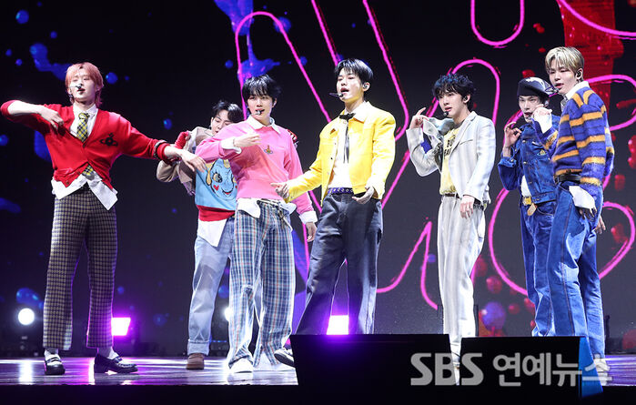 [E-Photo] EVNNE, 'Refreshing Energy at Its Peak'
