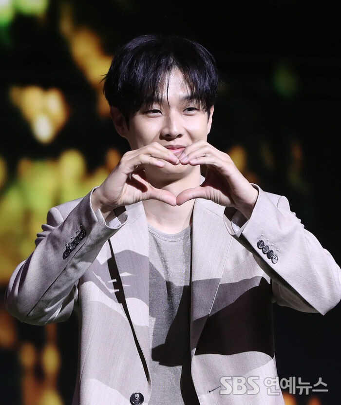 [E-Photo] Choi Woo-shik: 'Look Forward to Valentine’s Romance'