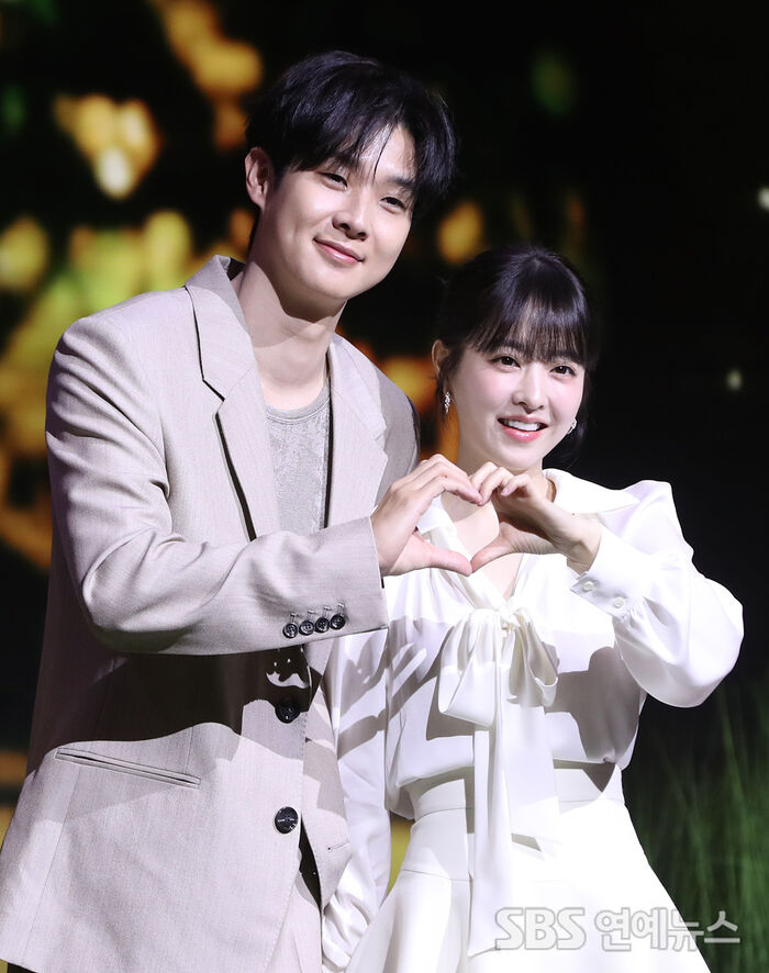 [E-Photo] Choi Woo-shik and Park Bo-young, 'A Trustworthy Melodrama Couple'