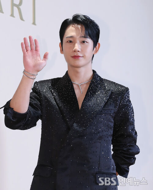 【新品未開封】GQ JUNG HAE IN   E-Photo] Jung Hae-in, 'Capturing Hearts Even from Afar' | SBS 뉴스