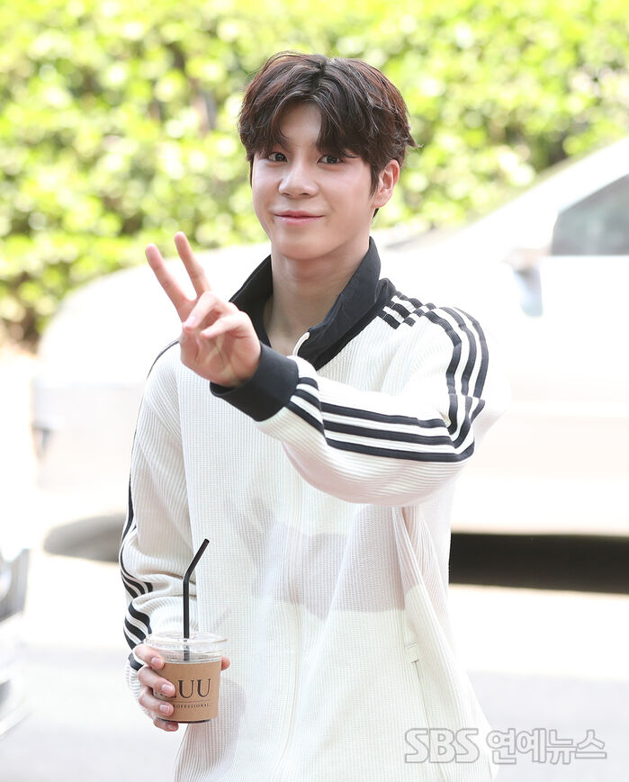 19-Year-Old Trot Singer Jung Dong-won Sells Out Pre-Marine Corps Fan Concert in 5 Minutes