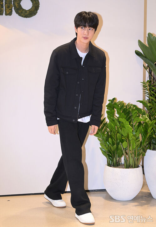 E-Photo] BTS Jin, 'Rocking a Jacket Despite the Heatwave' | SBS 뉴스