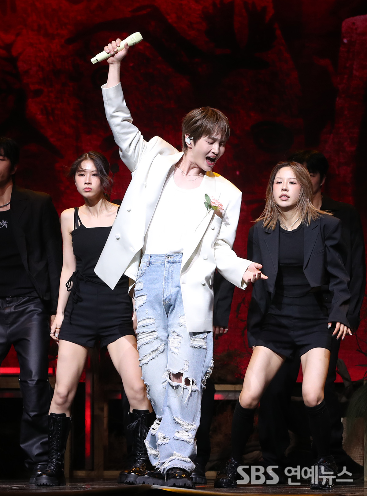 [E-Photo] SHINee's <!HS>ONEW<!HE> Captivates with Electrifying Stage Performance