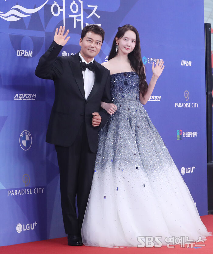 [E-Photo] Jun Hyun-moo and Lim Yoon-ah: The Dynamic MC Duo of the Blue Dragon Series