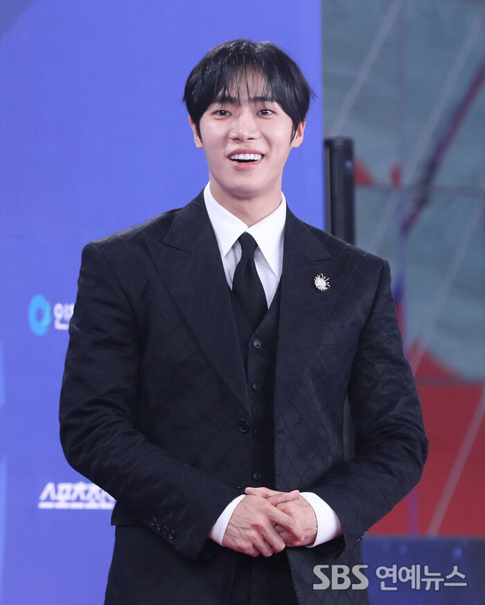 [E-Photo] Cho Young-woo, 'Smiling at Fans' Cheers'