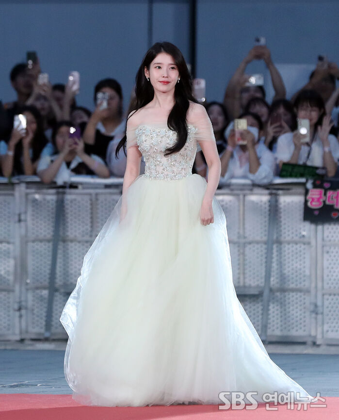 IU