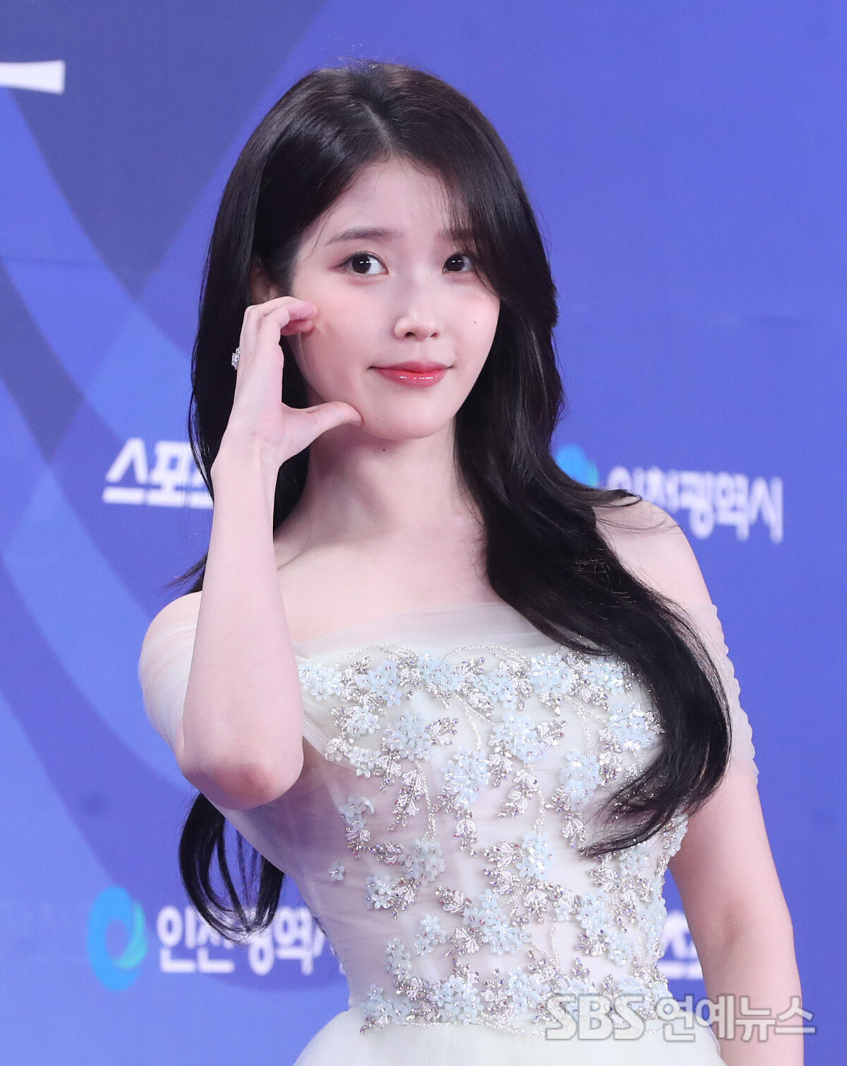 [E-Photo] IU, 'A Beautiful Scent from a Heart Sign'
