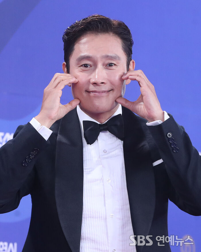 [E-Photo] Lee Byung-hun, 'The Adorable Frontman's Heart Sign'