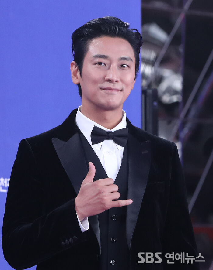[E-Photo] Ju Ji-hoon, 'The Unmissable Signature Pose'