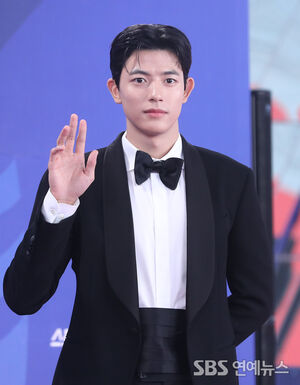 [E포토] 로몬, '청룡시리즈 턱시도 핏으로'