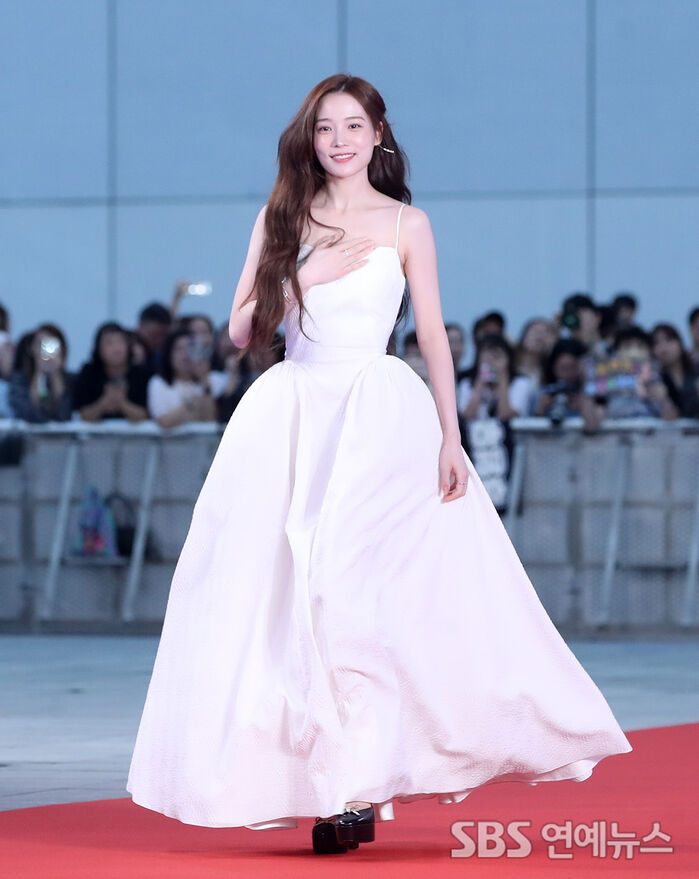 [E-Photo] Yoon So-hee Shines in a White Dress