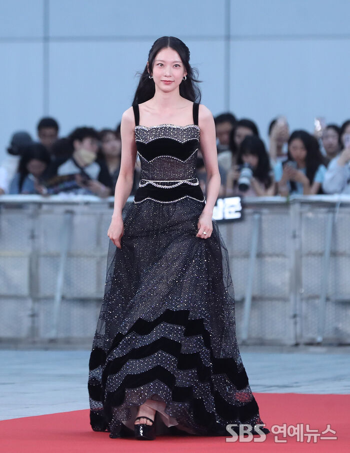 [E-Photo] Gong Seung-yeon, 'Elegant Black with Dazzling Beads'