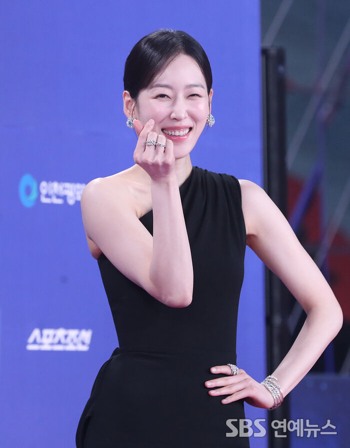 [E-Photo] Seo Hyun-jin, 'Capturing Fans' Hearts with a Lovely Gesture'