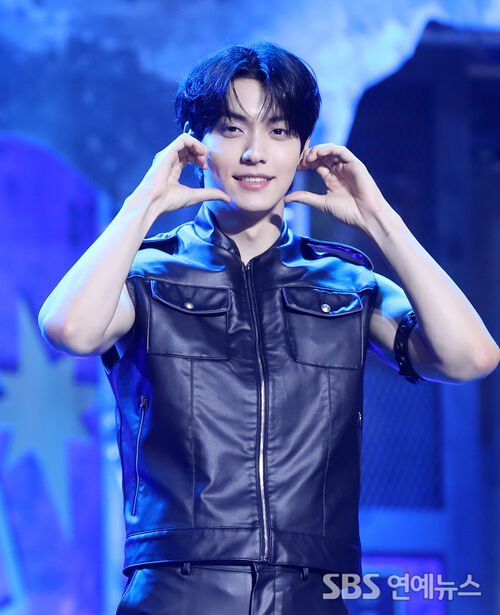 E-Photo] TOMORROW X TOGETHER's SOOBIN, 'One Heart Gesture and You