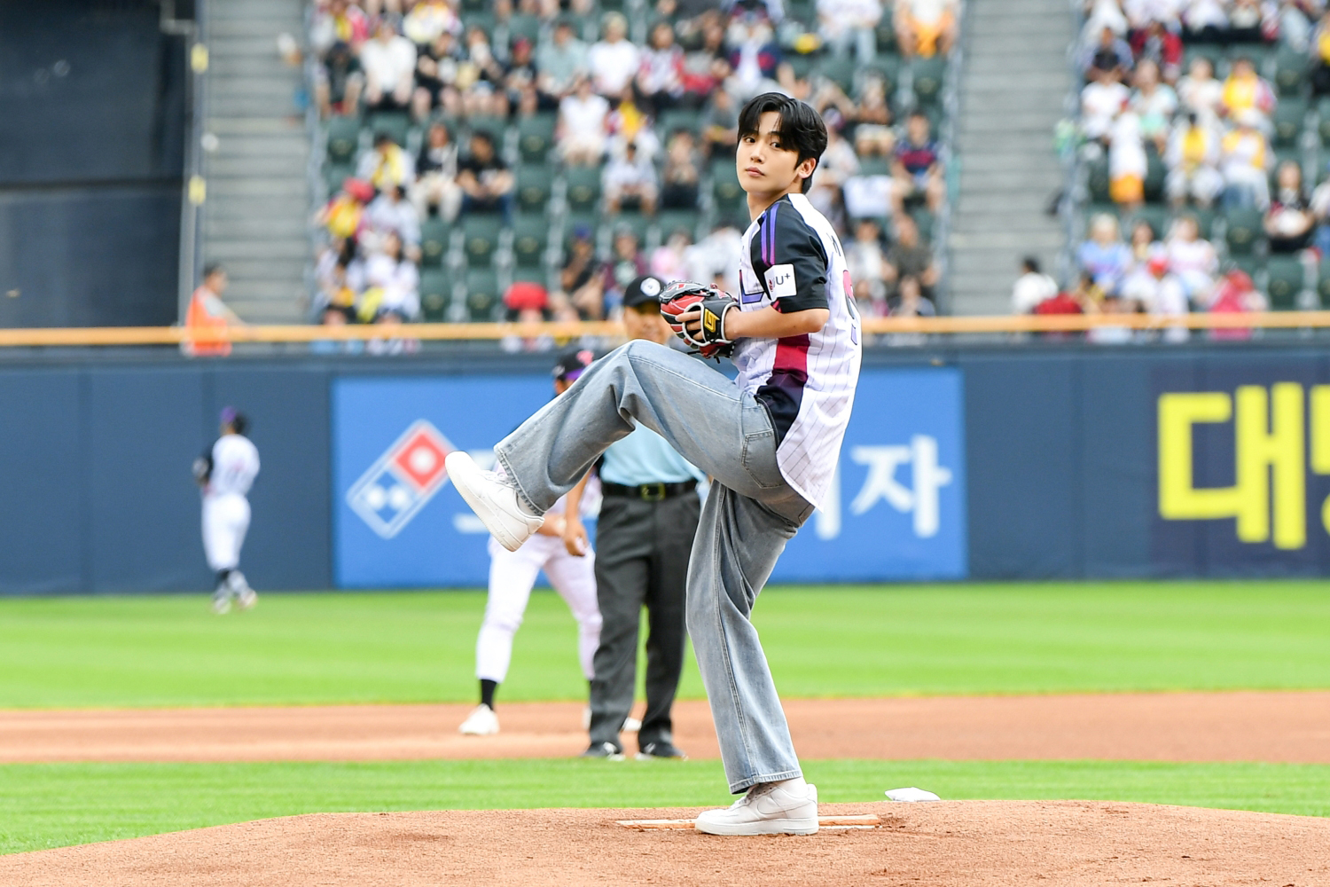 김요한, '트라이</font>' 홍보요정의 시구 이벤트…야구팬 사로잡은 탄탄 피지컬