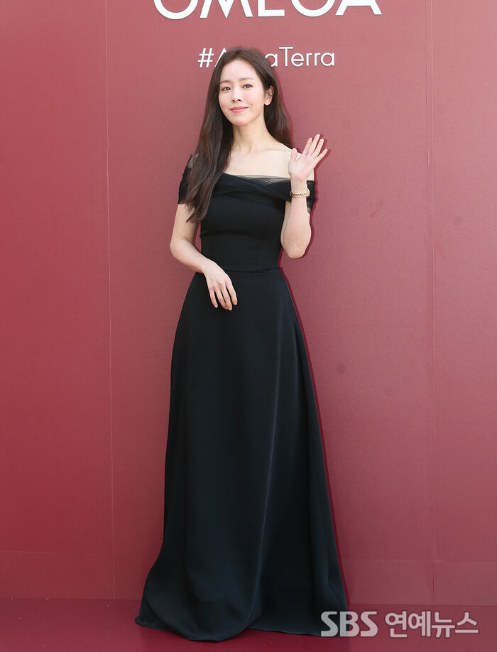 [E-Photo] Han Jimin, 'Elegance in a Black Dress'