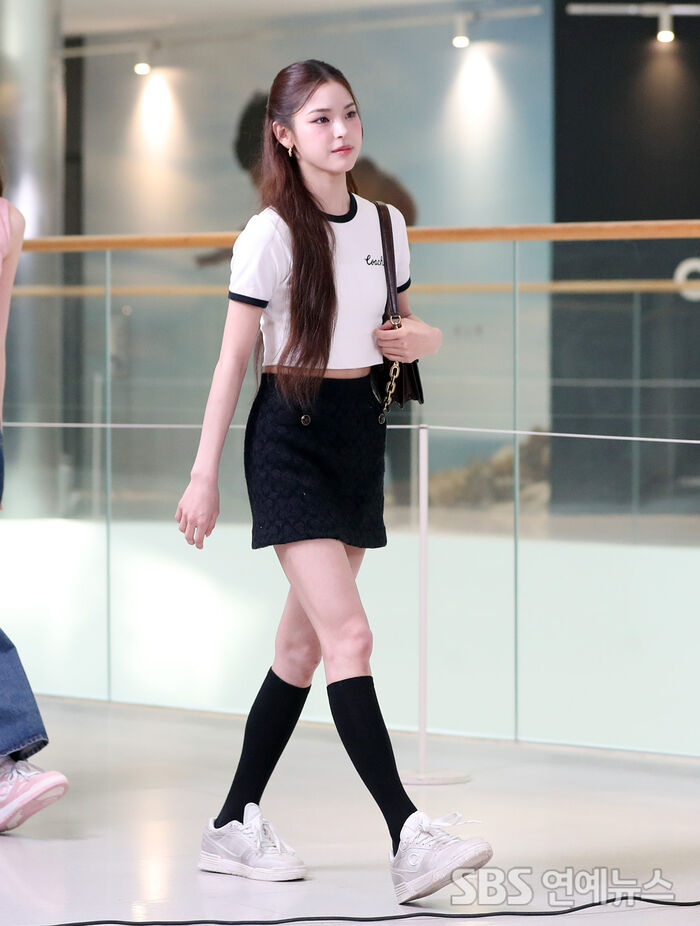 [E-Photo] izna's MAI, 'Black and White Summer Styling'