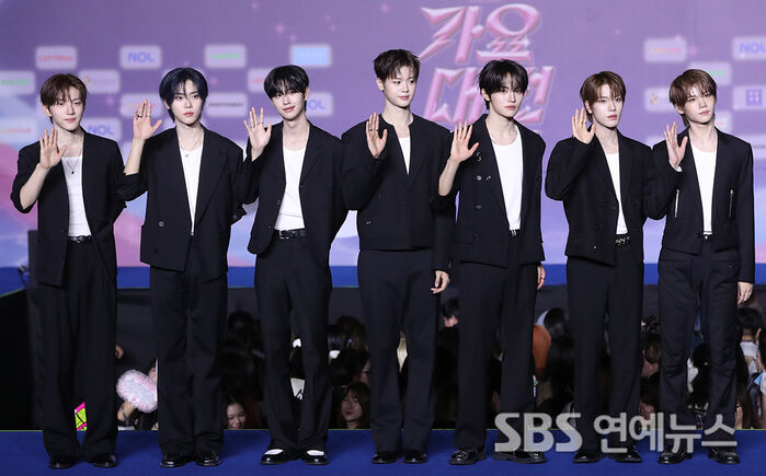 [E-Photo] Close Your Eyes, 'A Greeting That Catches Your Eye'