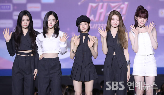 [E-Photo] KiiiKiii, 'Full of Presence on the Blue Carpet'