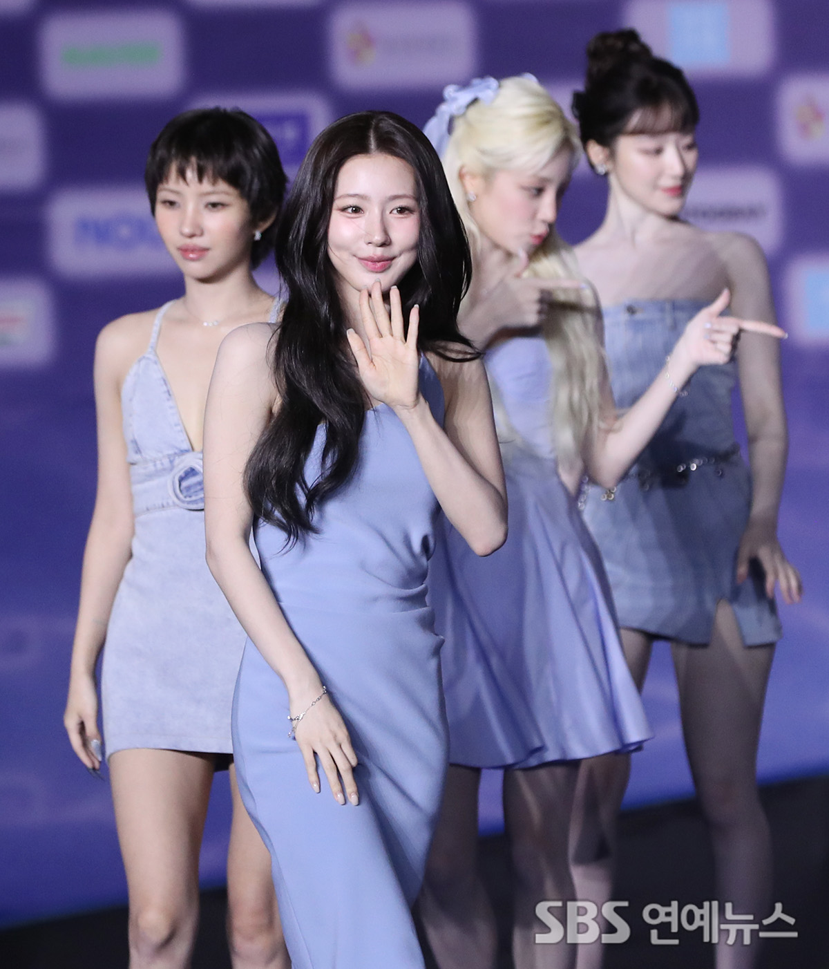 E-Photo] i-dle's Miyeon Lights Up the Blue Carpet at the Music