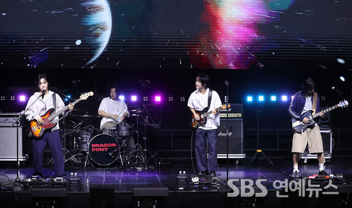 [E-Photo] Dragon Pony, Rock and Roll Energy of "Earth Boy"
