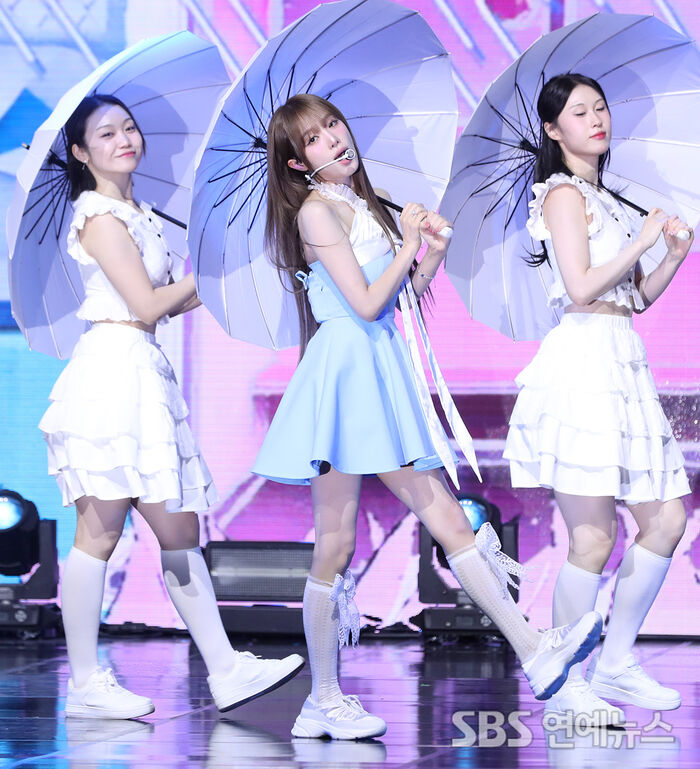 [E-Photo] Choi Yena, 'Bursting with a Unique Umbrella Performance'