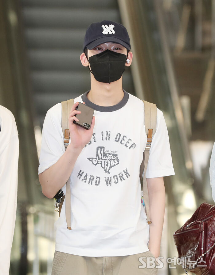 [E-Photo] ENHYPEN's SUNOO, 'Waving a Heartfelt Hello to Fans'