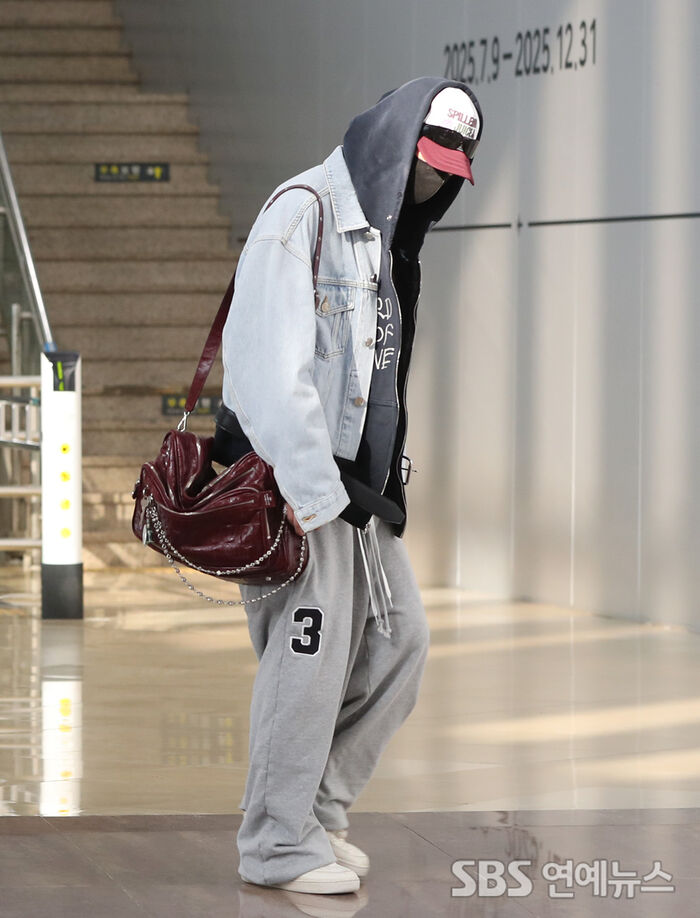 [E-Photo] ENHYPEN's NI-KI, 'Rocking the Hoodie with Style'