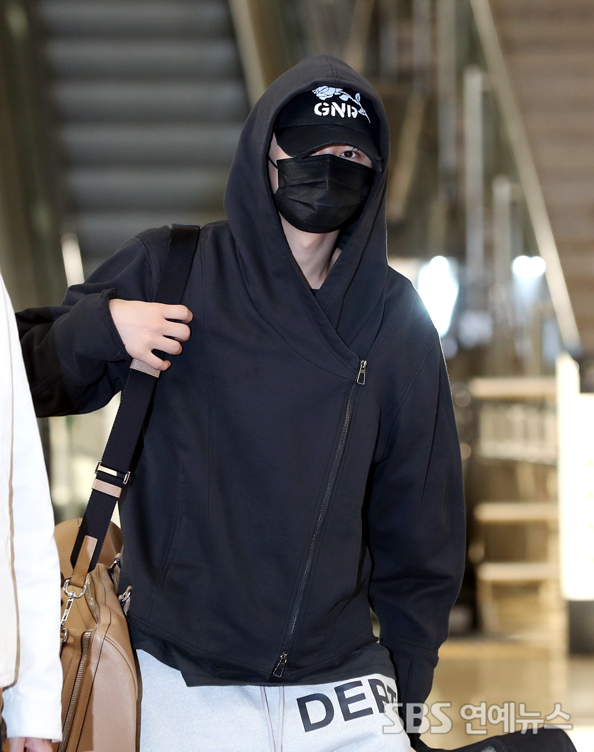E-Photo] ENHYPEN's JAY Rocks Black Hoodie and Shorts for
