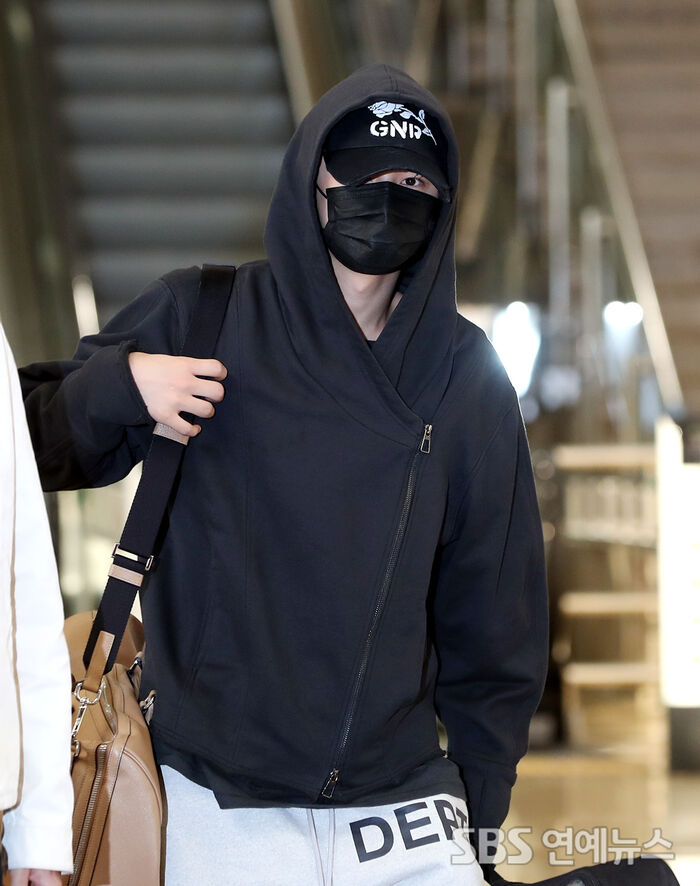 [E-Photo] ENHYPEN's JAY Rocks Black Hoodie and Shorts for Airport Fashion