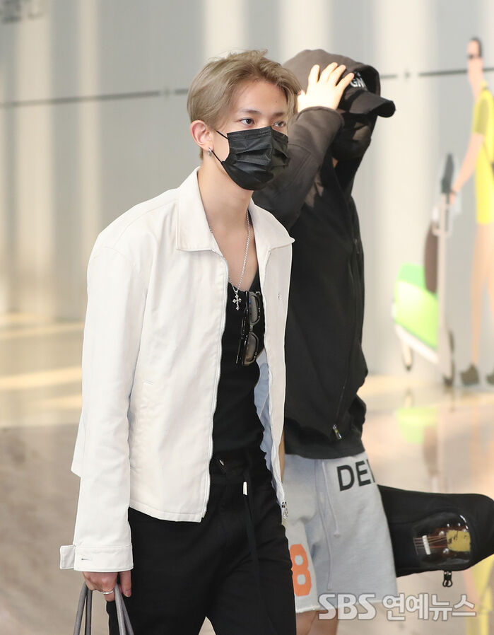 [E-Photo] ENHYPEN's HEESEUNG, 'Exuding a Strong Masculine Aura at the Departure Hall'