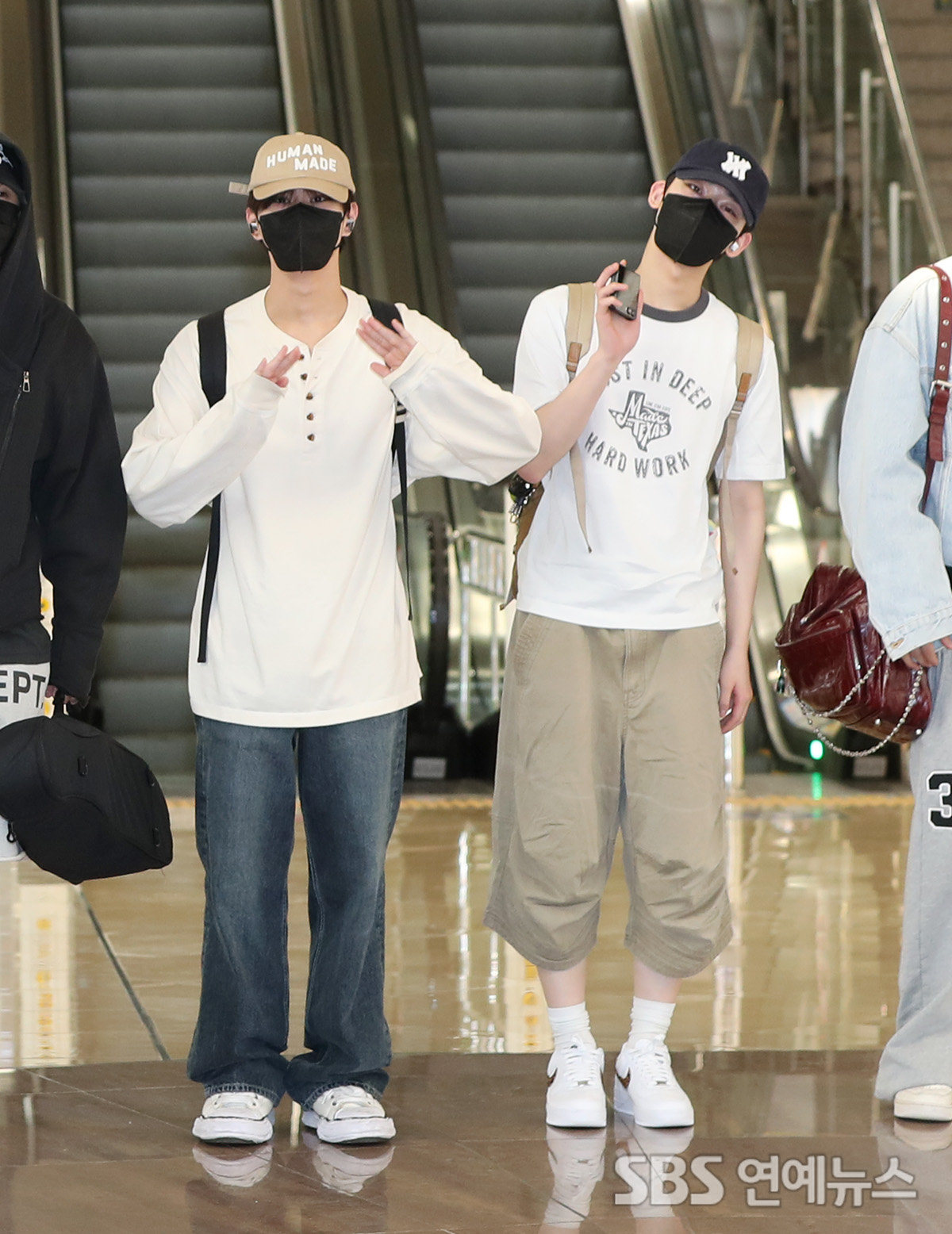 [E-Photo] ENHYPEN's SUNOO, 'Waving a Heartfelt Hello to Fans'