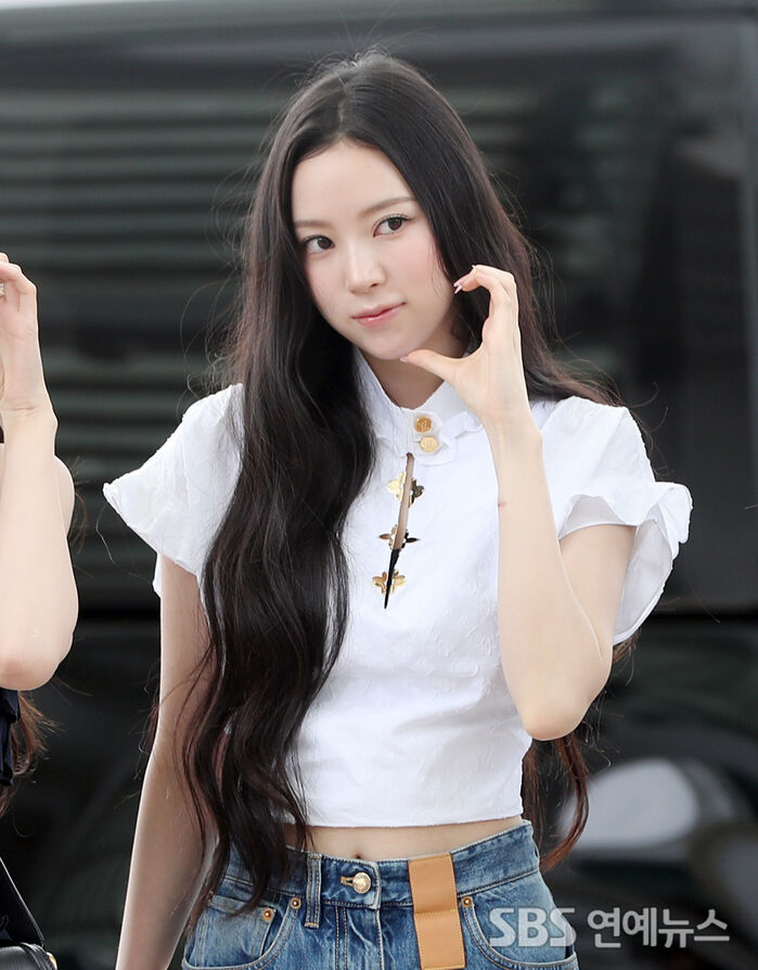 [E-Photo] MEOVV NARIN Spotted at the Airport Making a Heart