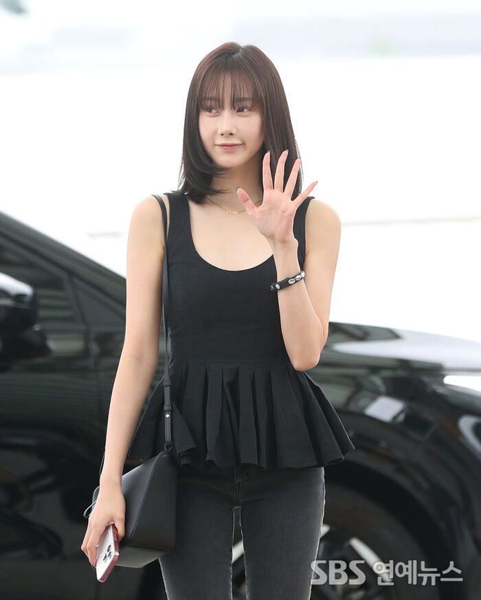 [E-Photo] aespa GISELLE Greets Fans with a Smile on Her Way to L.A.