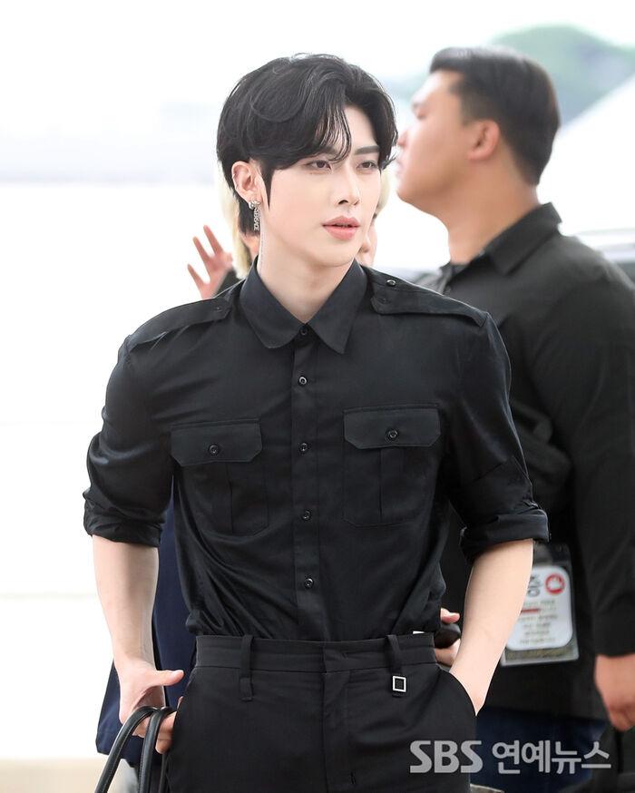[E-Photo] ZEROBASEONE RICKY Heads to the Airport, Wearing All Black