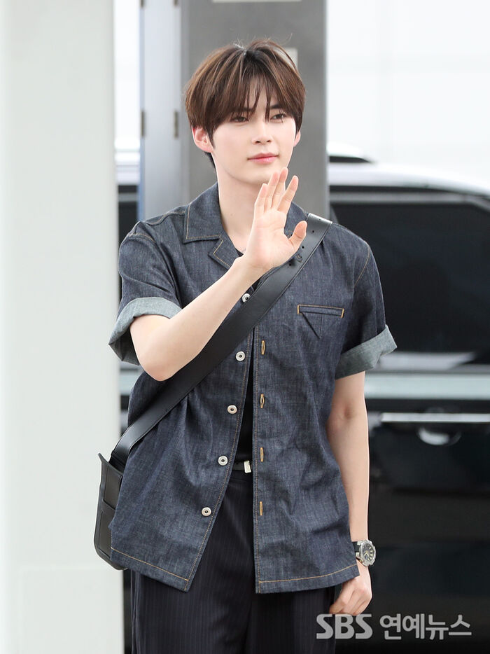 [E-Photo] ZEROBASEONE Sung Hanbin, 'Just Waving, but So Charming'